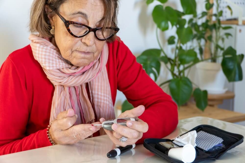 Femme seniors faisant le contrôle de son diabète ©Shutterstock