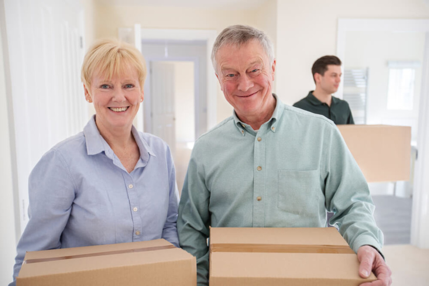 Couple senior en plein déménagement ©Shutterstock