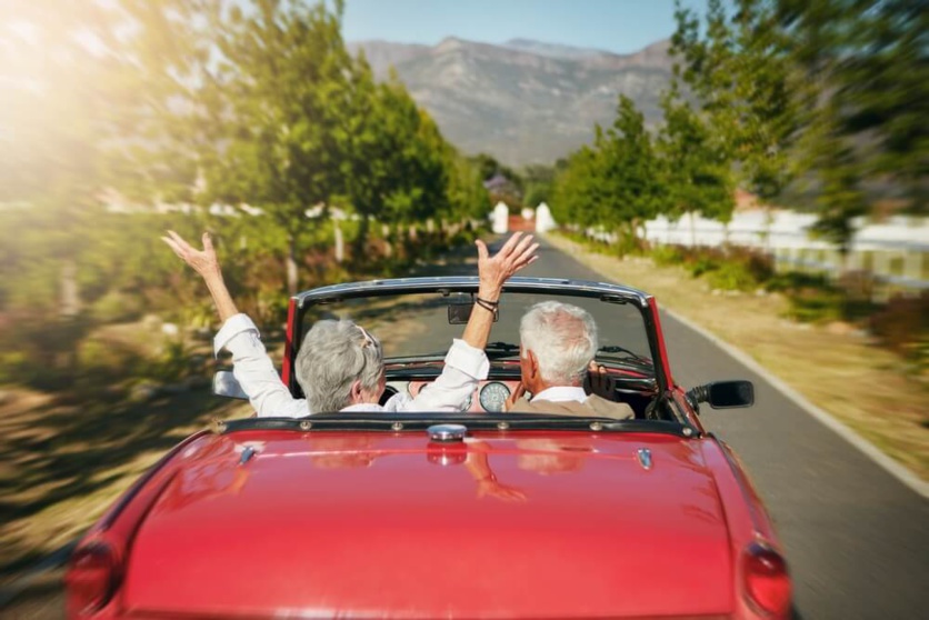 Couple de retraité en voiture ©Shutterstock