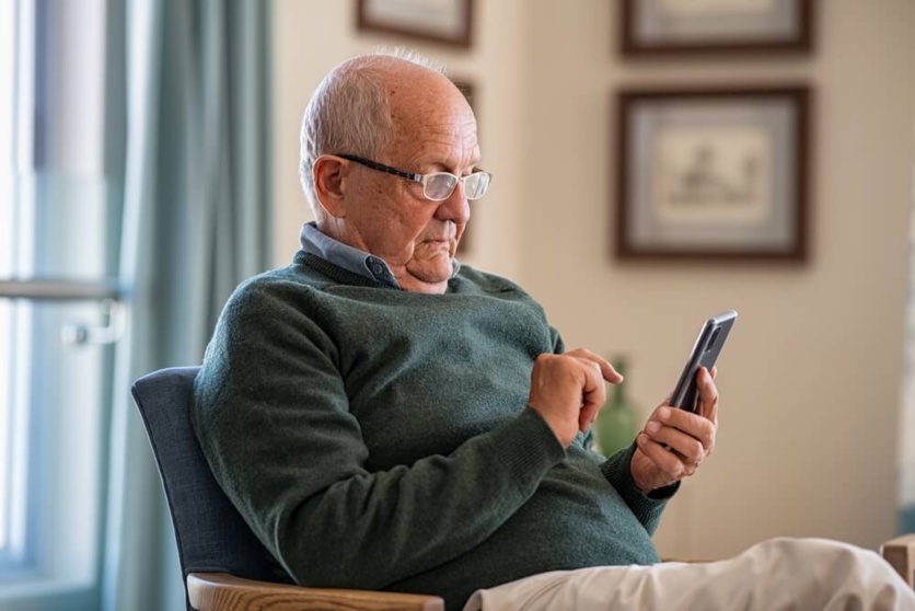 Senior au téléphone ©Shutterstock