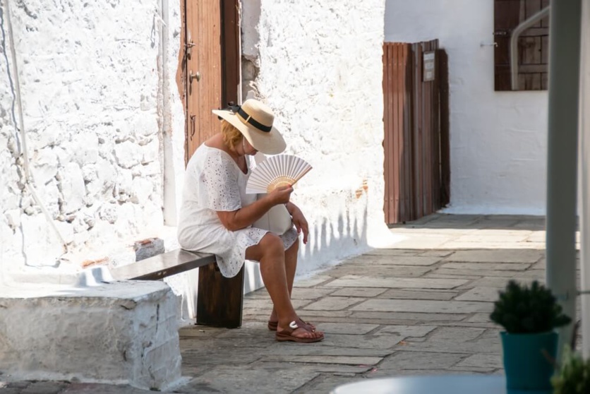 Femme senior souffrant de la canicule ©Shutterstock