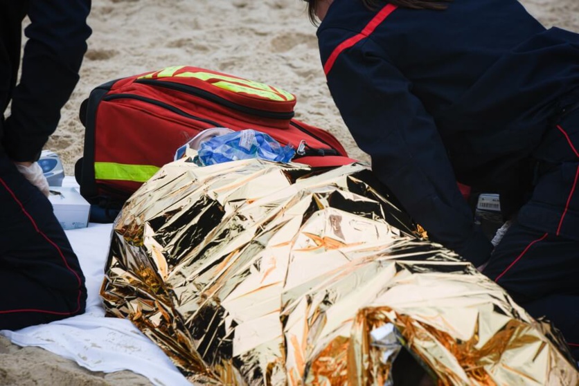 Simulation de secours par les pompiers sur la plage ©Shutterstock