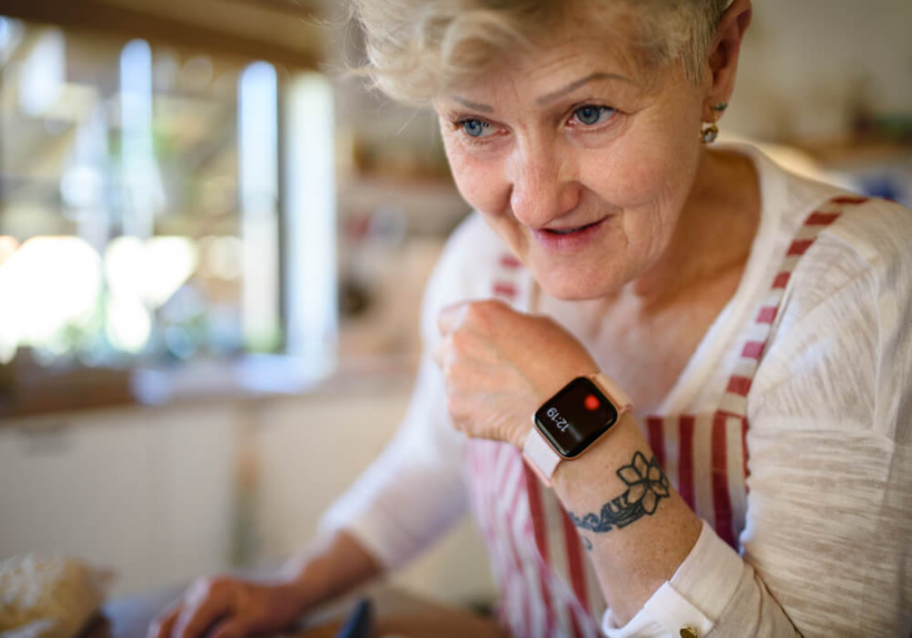 Femme senior portant une montre connectée ©Shutterstock