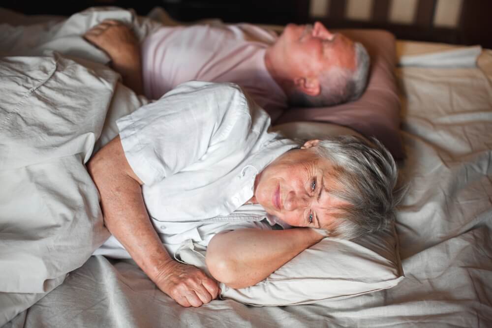 couple de seniors en train de dormir ©Shutterstock