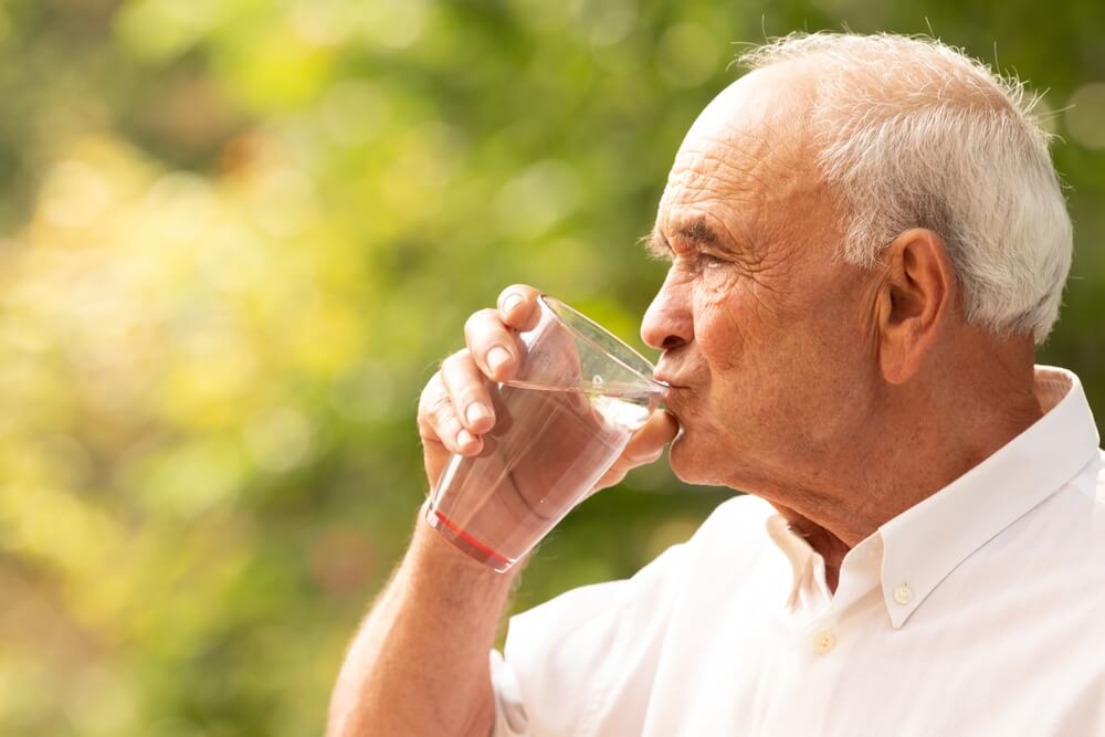 Homme âgée se réhydratant©SHutterstock