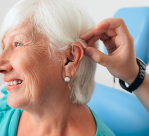Appareils auditifs : s'appareiller ou pas ? Le fameux dilemme du "handicap invisible"