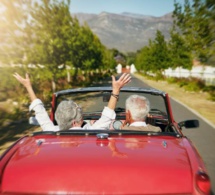 Couple de retraité en voiture ©Shutterstock